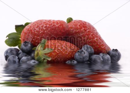 Frugt serie (jordbær og blåbær i vand)