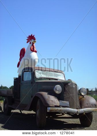Un vecchio camion con pollo