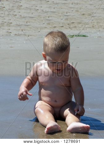 Baby spielen am Meer