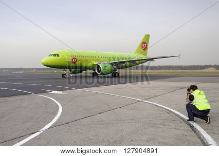 Spotter Aircraft Photographed During Taxi.