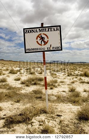 accampamento militare nel centro del deserto