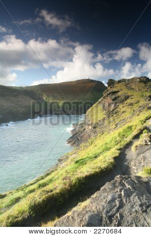Boscastle A naturalny port na chropowaty północnym wybrzeżu Kornwalii
