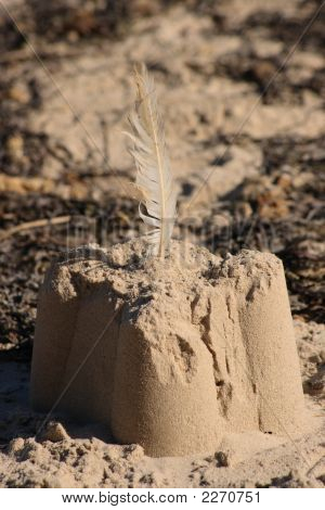 Alte Sandburg mit Feder auf einen Sandstrand