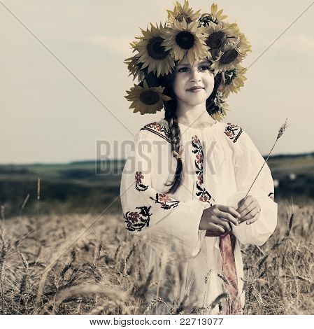 Vintag ulusal giysileri içinde küçük güzel kız bir fotoğraf olduğunu