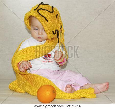 Niña, tapa amarilla y bufanda