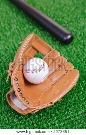 Baseball zařízení proti zelené trávy