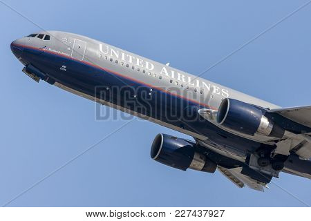 Los Angeles, California, Usa - March 10, 2010: United Airlines Boeing 767 Taking Off From Los Angele