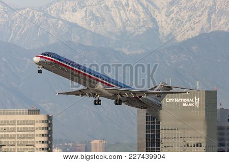 Los Angeles, California, Usa - March 10, 2010: American Airlines Mcdonnell Douglas Md-82 Aircraft Ta