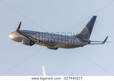 Los Angeles, California, Usa - March 10, 2010: Continental Airlines Boeing 737 Aircraft Taking Off F