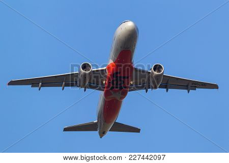 Melbourne, Australia - September 25, 2011: Jetstar Airways Airbus A320-232 Vh-jql Departing Melbourn