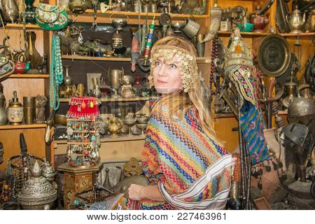 Akaba, Jordan -december 23, 2017: Female Tourist Is Buying A Souvenirs In An Antique Shop