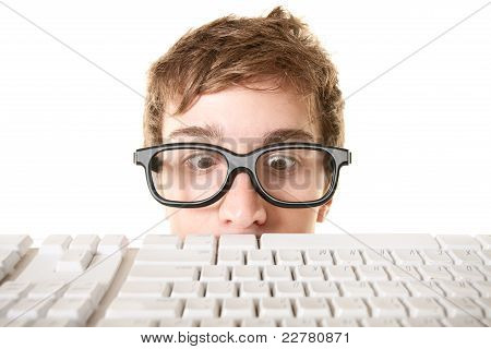 คนข้างหลังแป้นพิมพ์คอมพิวเตอร์