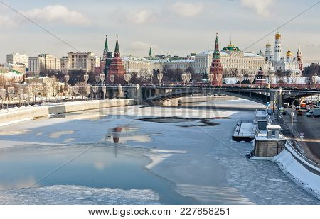 Bolshoy Kamenny Bridge Is A Steel Arch Bridge Spanning Moskva River At The Western End Of The Moscow