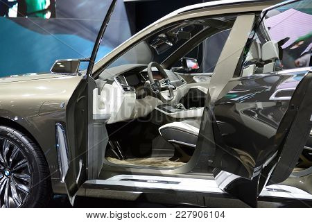 Dubai, Uae - November 17: The Bmw Concept X7 Iperformance Is On Dubai Motor Show 2017 On November 17