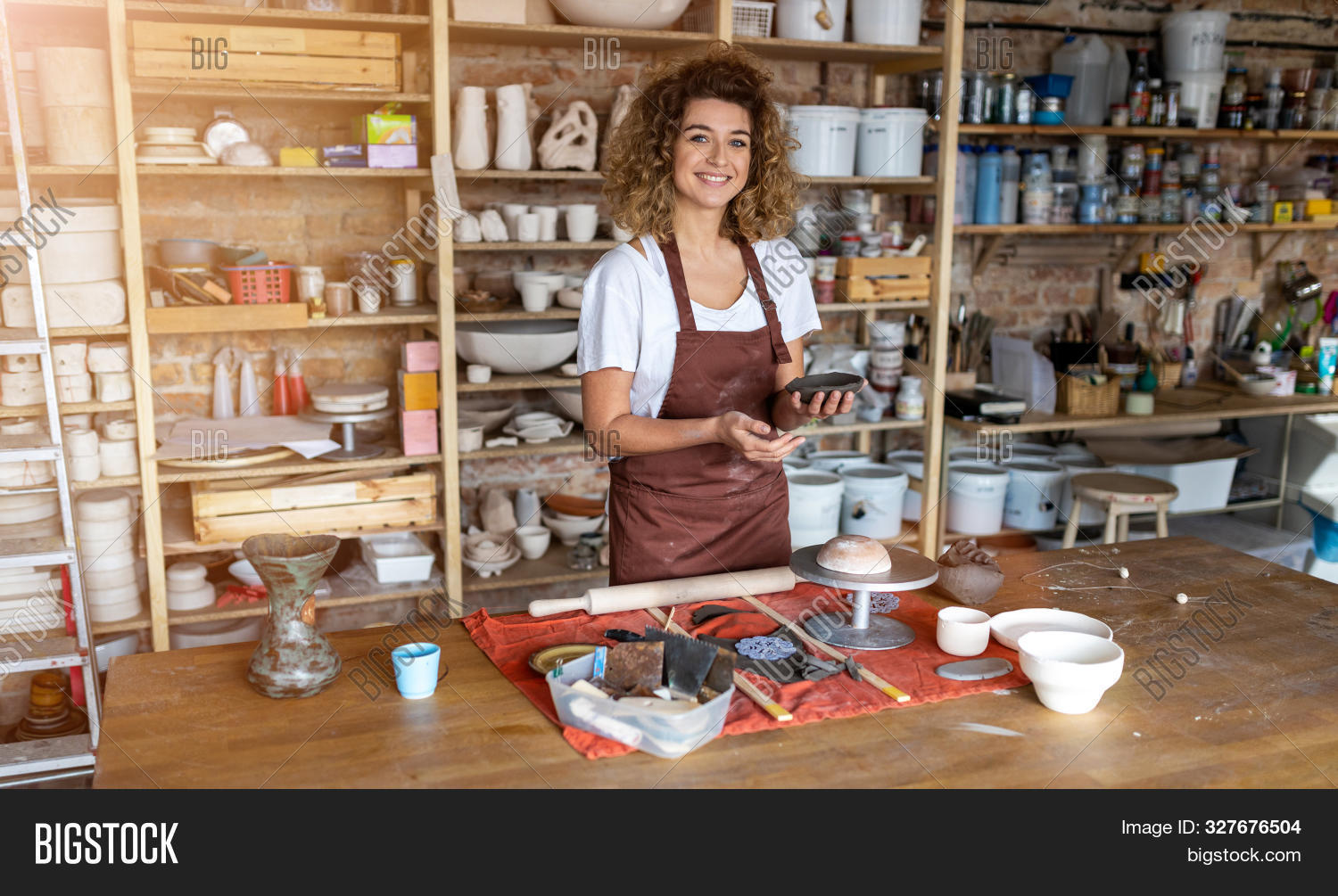 Гончарня фото. Девушка гончар. Женщина гончар. Картинка женщина гончар. Девушка в гончарной мастерской.