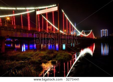 Red Lights Jiangqun generale ponte a notte città di Fuxin, Liaoning, Cina
