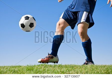 Futebol jogador chutar a bola - ângulo baixo