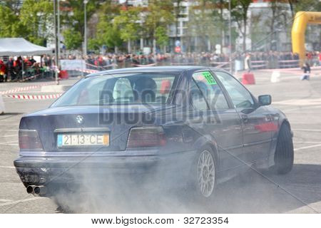 Leiria, Portogallo - 22 aprile: Emanuel Moleirinho guida una Bmw 316 durante Slalom città di Leiria 2012