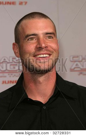 LOS ANGELES - JUN 18: Scott Foley na premiéře ' Charlie's Angels: Full Throttle' 18. června, 2