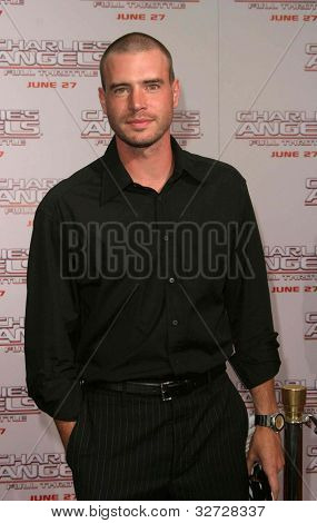 LOS ANGELES - JUN 18: Scott Foley na premiéře ' Charlie's Angels: Full Throttle' 18. června, 2