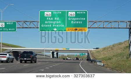 Arlington, Texas, Usa - May 20, 2019:

Highway Road 360 South Towards Arlington With Light Traffic.