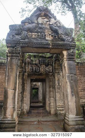 Та Prohm Is The Temple, It Rains In The Rainy Season.the Preserved Symbiosis Of Stone And Wood Allow