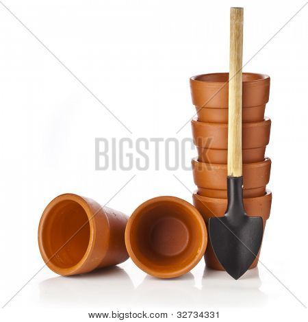 Ler urtepotter med skovl isoleret på hvid
