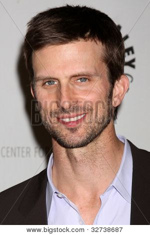LOS ANGELES - 14 apr: Frederick Weller มาถึงที่งานฉลองฤดูกาลสุดท้ายของสหรัฐอเมริกา Networ
