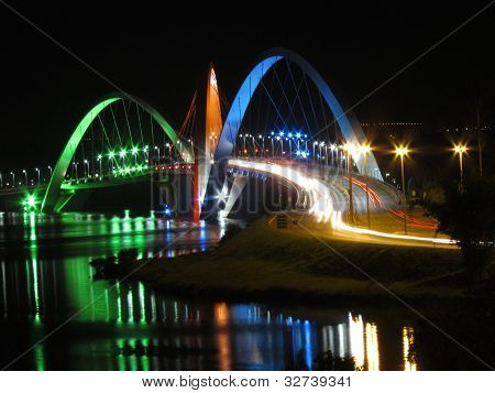 Kubitschek สะพานยามค่ำคืนด้วยแสงสี