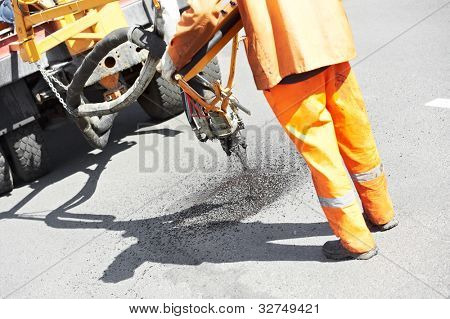 Trabajador de camino en carretera de asfalto calle parches reaparing trabajo