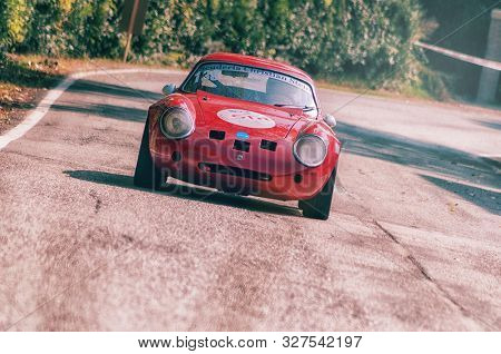 Pesaro Colle San Bartolo , Italy - Ott 12 - 2019 : Alfa Romeo Giulietta Szt On An Old Racing Car In 
