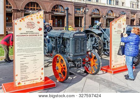Moscow, Russia - October 08, 2019: Vintage American Arable Wheel Tractor Mccormick-deering Of Intern