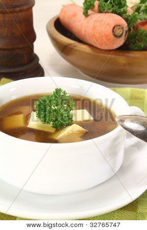 Hovězí vývar s zelení