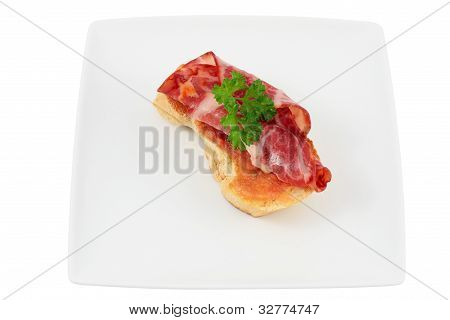 척추와 토마토 빵 조각