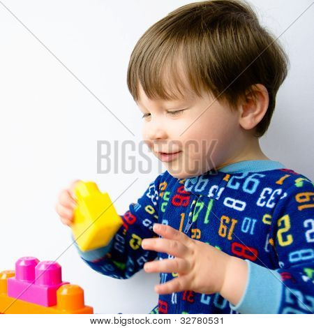 Menino brinca com blocos
