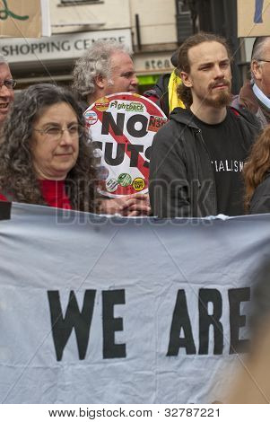 Sobre A 100 personas de todo la ciudad de Exeter se unieron un Rally y demostrar Abou