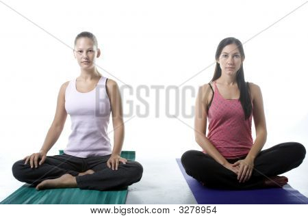 2 人の女性ヨガのトレーニングの前に