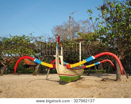 Denpasar, Indonesia - August 22, 2019: Jukung Boats Anchored On The Sand Beach. Jukung Is A Small Wo