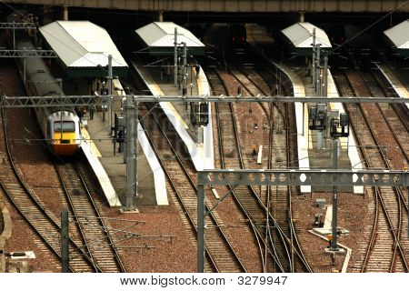 Piattaforme di Edimburgo Waverley Railway Station