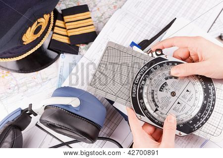 Uçuş bilgisayar basılı tutup e ön hesaplamalar yapma bir uçak pilot el yakın çekim