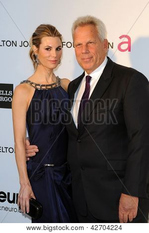 LOS ANGELES - Únor 24: Nicole Dairy, Steve Tisch dorazí na Elton John Aids nadace 21 Acad