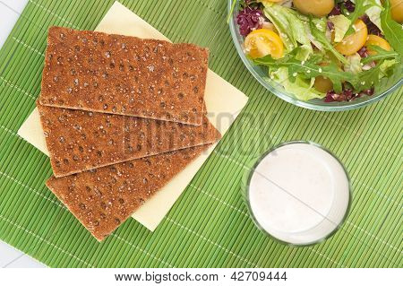 GemÃ¼sesalat mit Keksen und Joghurt