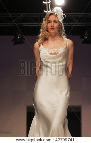 Záhřeb, Chorvatsko - 16. února: Fashion model nosí svatební šaty vyrobené od Vesna Sposa na 