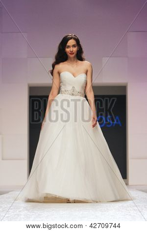 Záhřeb, Chorvatsko - 16. února: Fashion model nosí svatební šaty vyrobené od Vesna Sposa na 