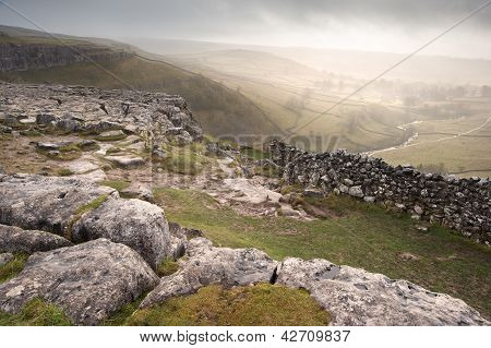 Misty Malham Dales kireçtaşı döşeme Malham Cove Yorkshire Dales National par yukarıda dan görünüm
