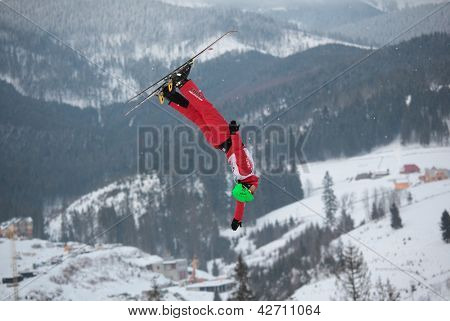 BUKOVEL, Ukrajina - 23. února: Čao Wu, Čína provádí letecké lyžování během mistrovství světa Freestyle Ski