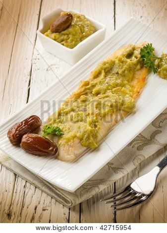 rybí filé s pórkem, smetanou a datum