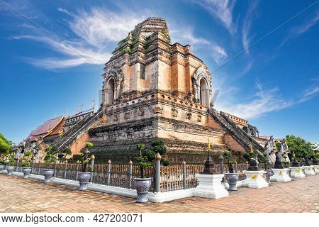 Beautiful Lantern Yeepeng Festival And Ancient Temple Of Wat Chedi Luang In Chiang Mai, Thailand.