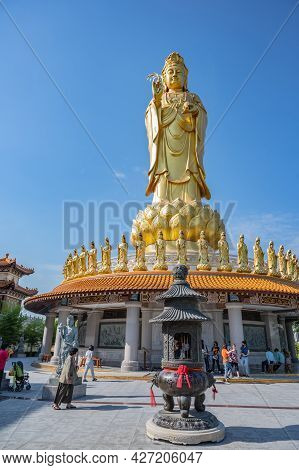 Bangkok,thailand-15 Nov 2020:unacquainted People With Guanyin Goddress Golden Statue  At Foguangshan