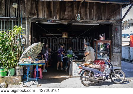 Chanthaburi,thailand-28 Nov 2020:unacquainted Tourist Walking On The Old Town Chanthaboon Waterfront